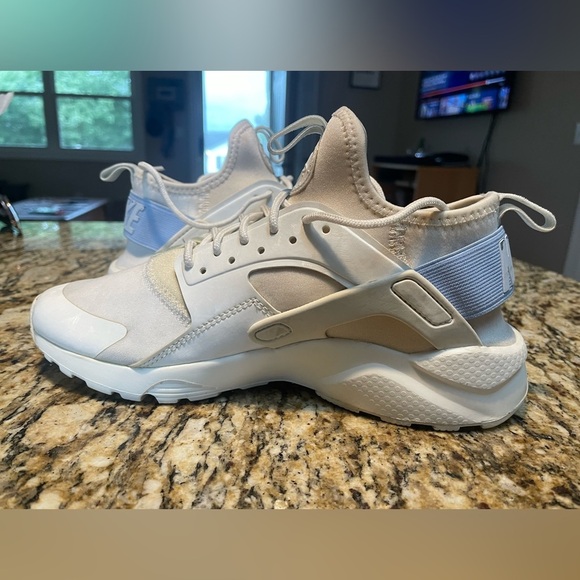 Women’s Nike Huaraches - Picture 7 of 13